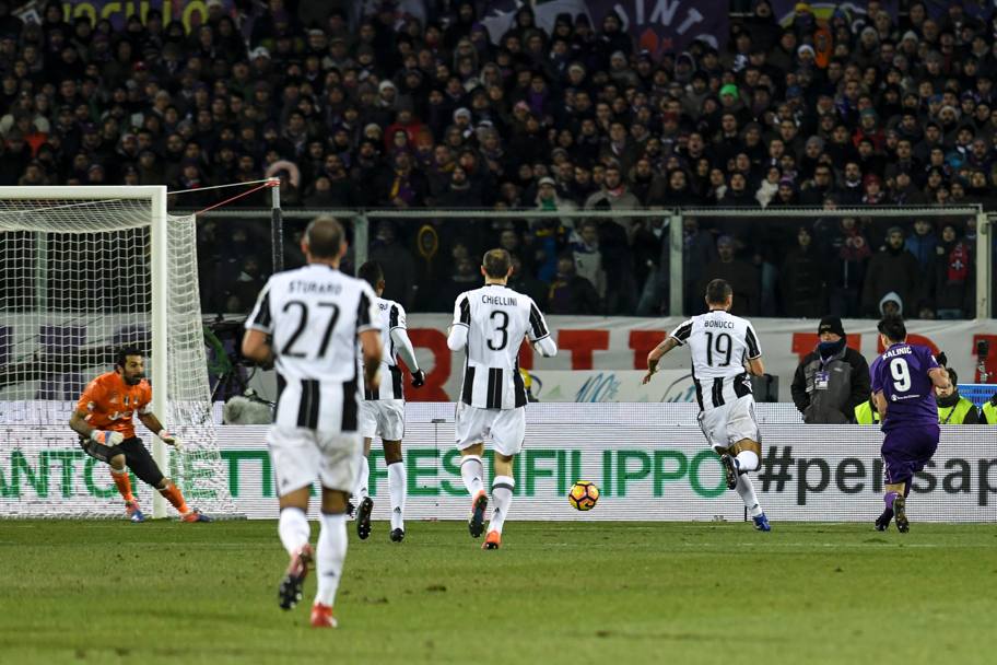 Il gol con cui il croato Kalinic, 29 anni, ha aperto le marcature ieri al Franchi, preludio al 2-1 finale con cui la Fiorentina ha battuto la Juventus, riaprendo di fatto il campionato (ora la Roma  seconda a -1 dai bianconeri). Afp
